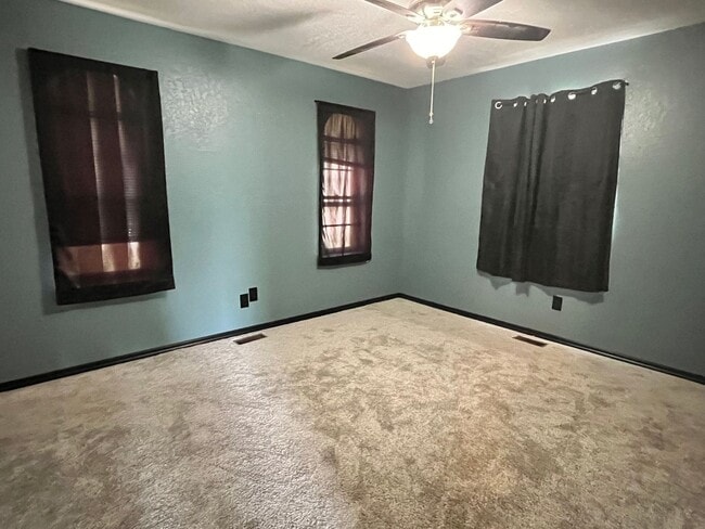 Building Photo - Charming 3 Bed 2 Bath!!