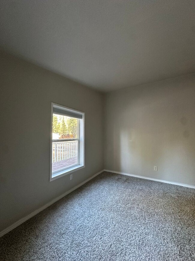 Building Photo - Adorable home in La Pine area, 1.5 acres fully fenced!!