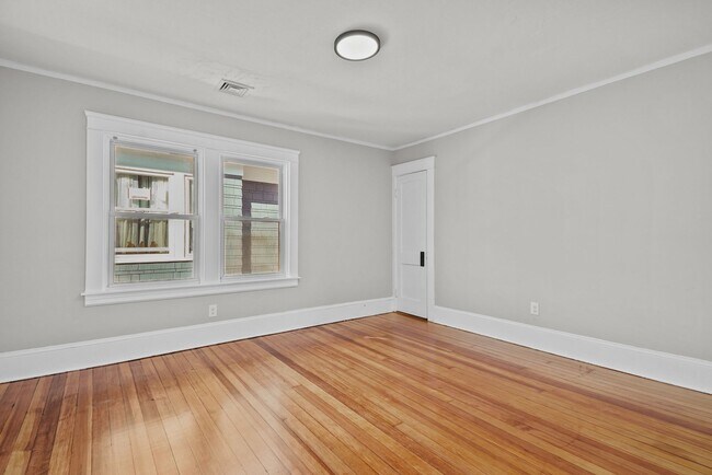 Building Photo - Completely Renovated 2 Bedroom in Elmhurst!