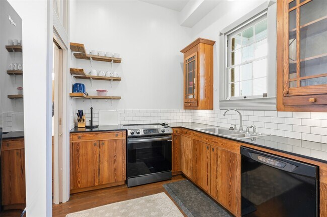 Building Photo - 614 16th St