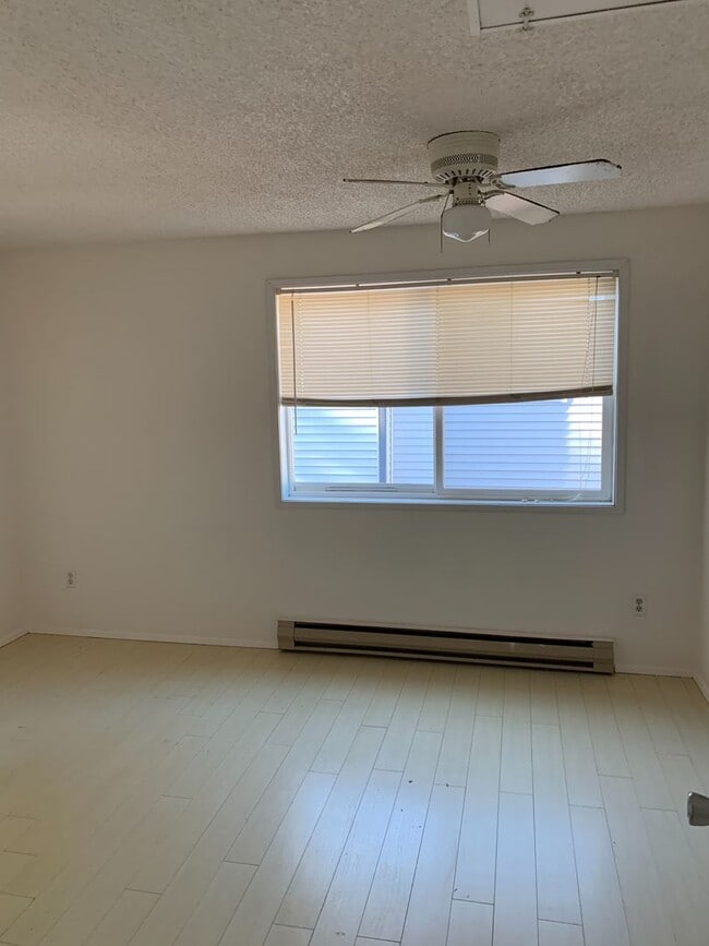 Building Photo - Nice 2 Bed/1.5 Bath Condo in Bellevue!