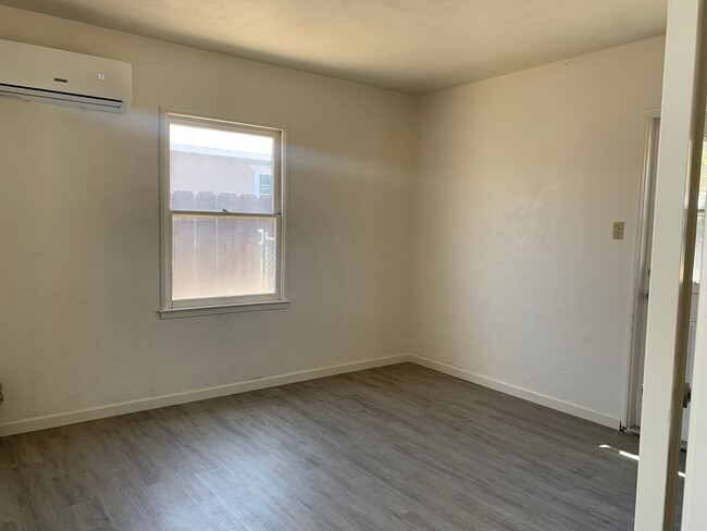 Building Photo - 2 Br 1 Ba Available Now