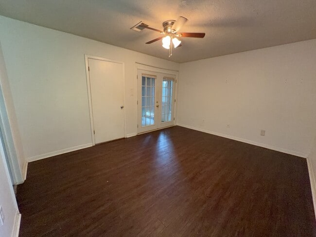 Building Photo - 629 W Ridge Dr