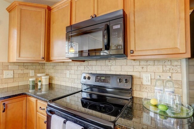 Building Photo - 903 Glenwall Dr