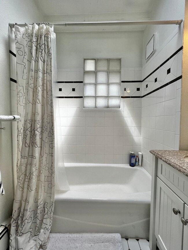 Building Photo - Amazing Location for a 2-Bedroom, 1-Bathro...