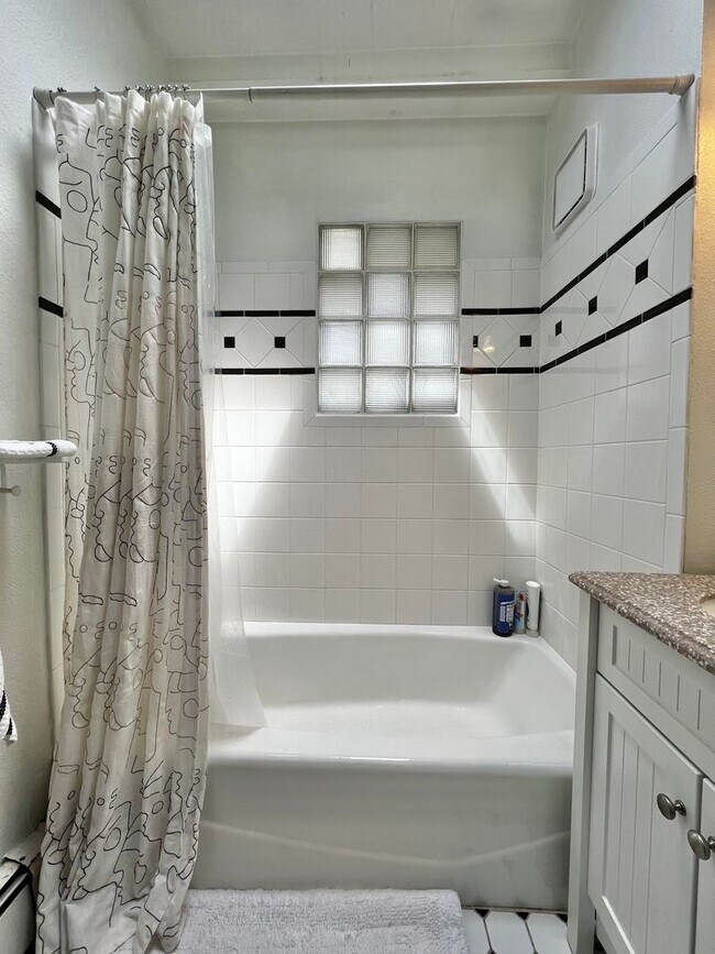 Building Photo - Amazing Location for a 2-Bedroom, 1-Bathroom Duplex Unit!