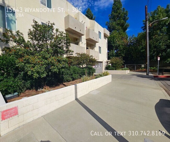 Building Photo - 15643 Wyandotte St