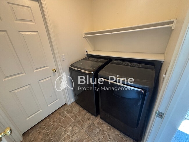 Building Photo - 3920 E Deloy Dr