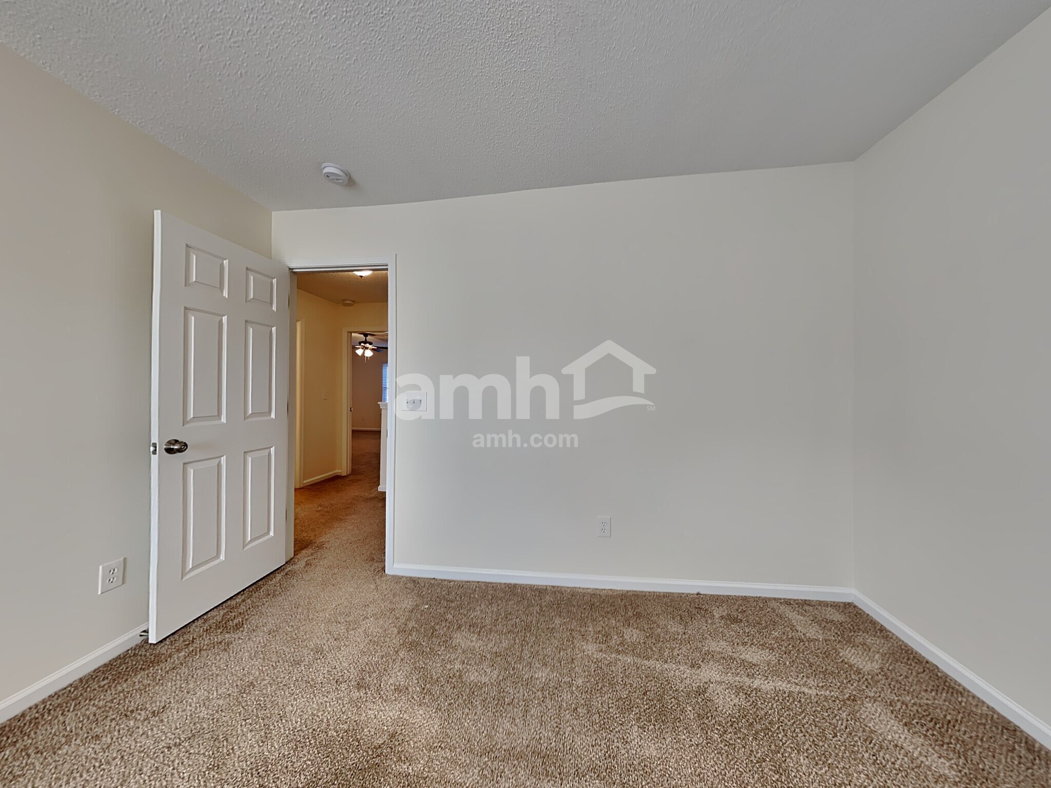 Building Photo - 516 Holiday Dr