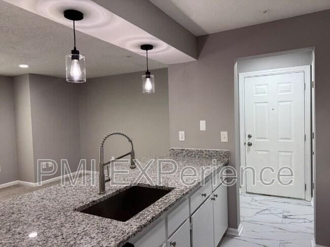 Building Photo - 2607 Camelback Ln