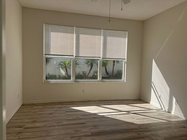 Building Photo - Welcome to your new home in beautiful Venice, Fl!  2 Bedroom 2 Bath w/ Den
