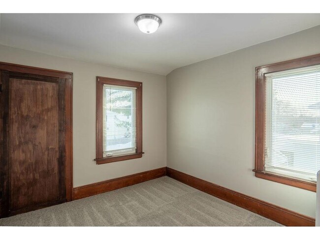 Building Photo - 890 Arkwright St N