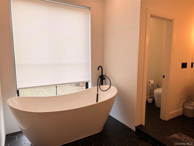 Building Photo - 6 Conifer Ct