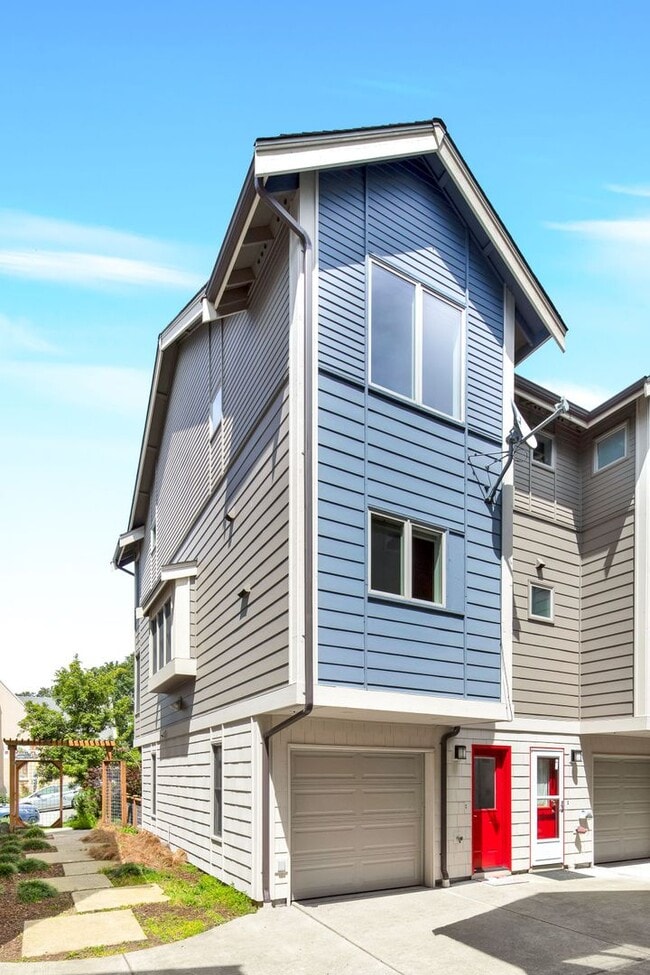 Building Photo - Stunning Townhome in the heart of Columbia...
