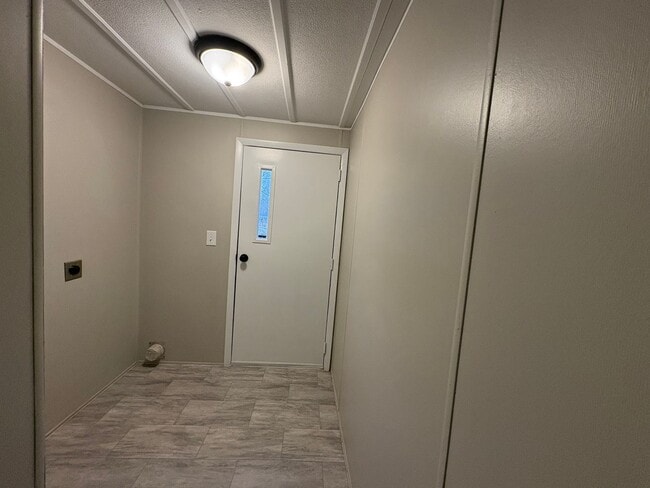 Building Photo - Beautifully Remodeled 3 Bed / 2 Bath Home with Modern Upgrades!