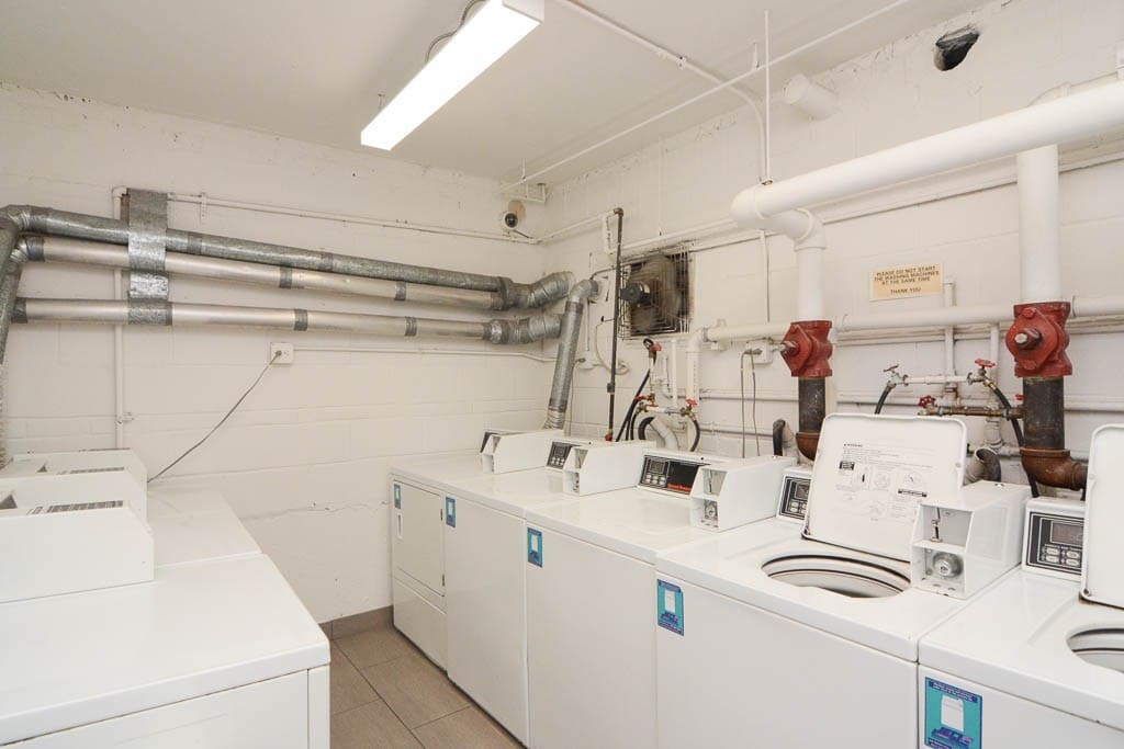 Building Photo - 665 W Wrightwood Ave