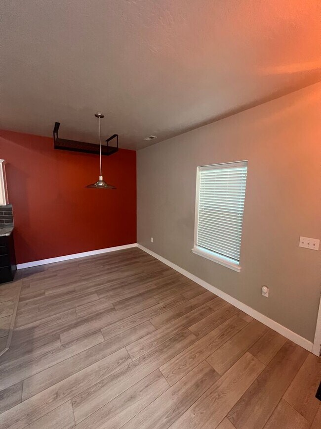 Building Photo - Awesome Townhome End-unit in South Jordan