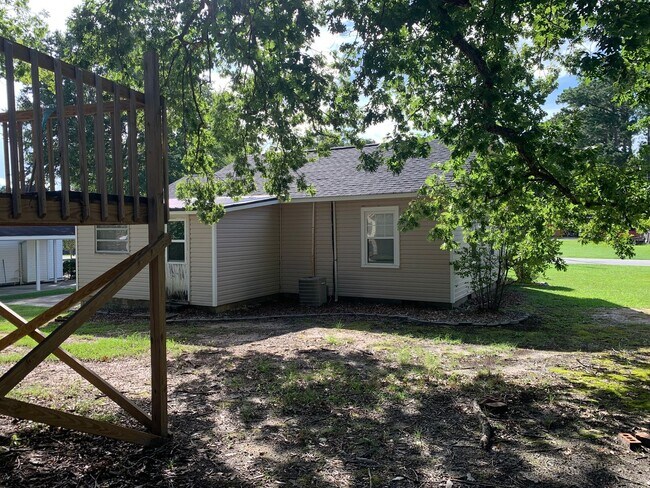 Building Photo - Cozy Cottage, Small Town Charm