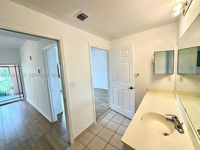 Building Photo - 2807 Veronia Dr
