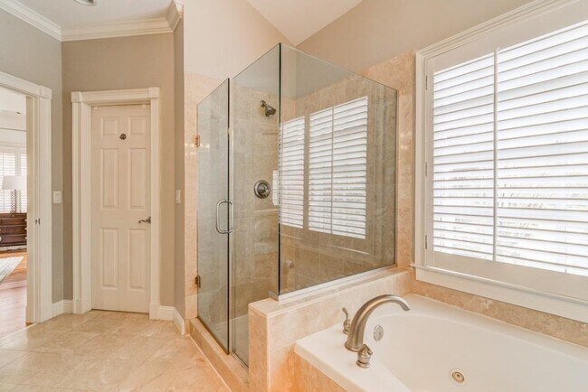Building Photo - 704 Longleaf Dr NE