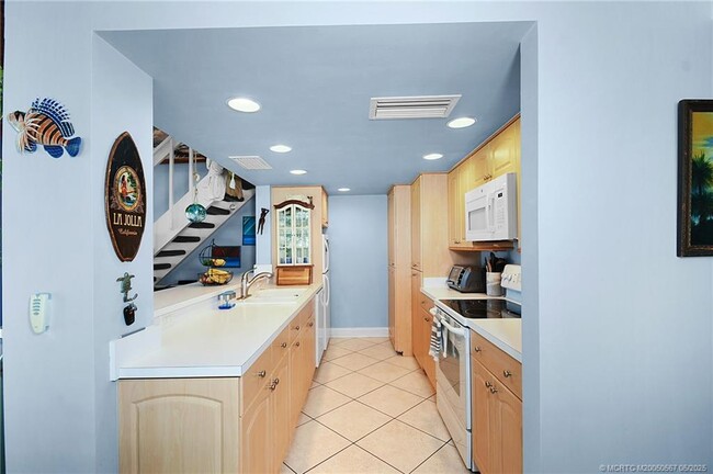 Building Photo - 324 Golfview Cir