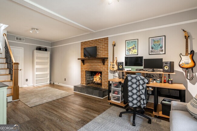 Building Photo - 1460 Valley View Rd