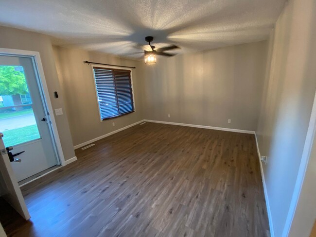 Building Photo - Rental…Republic Charmer,   4 br 2 ba 2 liv...