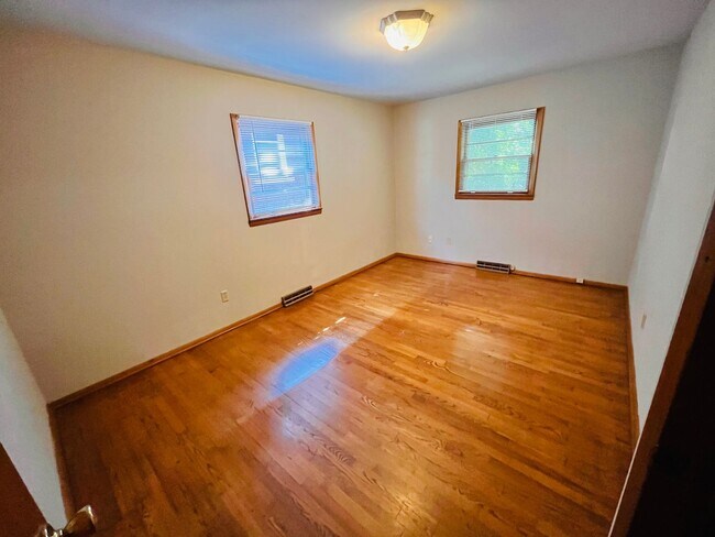 Building Photo - Single Family Home - 3 bedrooms and 1.5 ba...