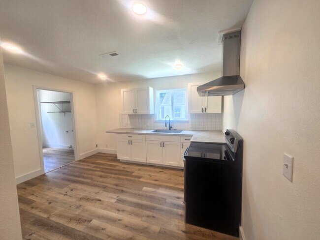 Building Photo - 2842 W Elm St