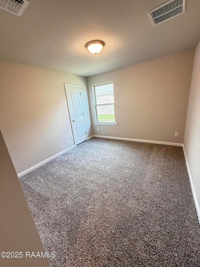 Building Photo - 112 Broussard Hl Dr