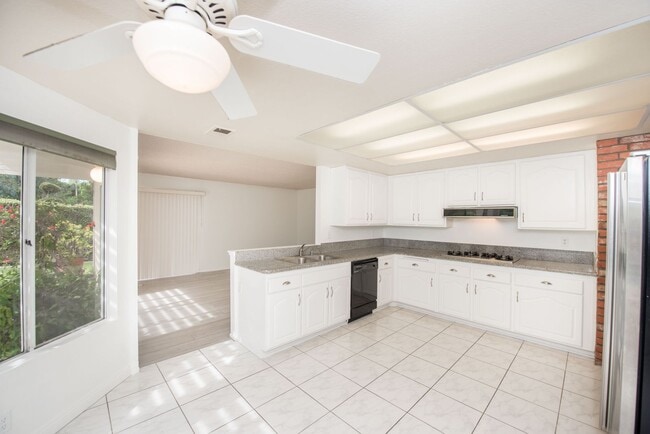 Building Photo - Rose Hills