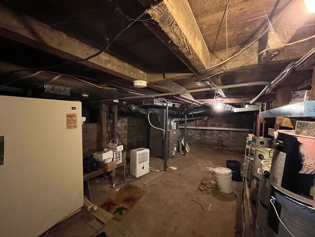 Building Photo - Spacious 4-5 Bedroom, 1.5 Bathroom 2-Story...