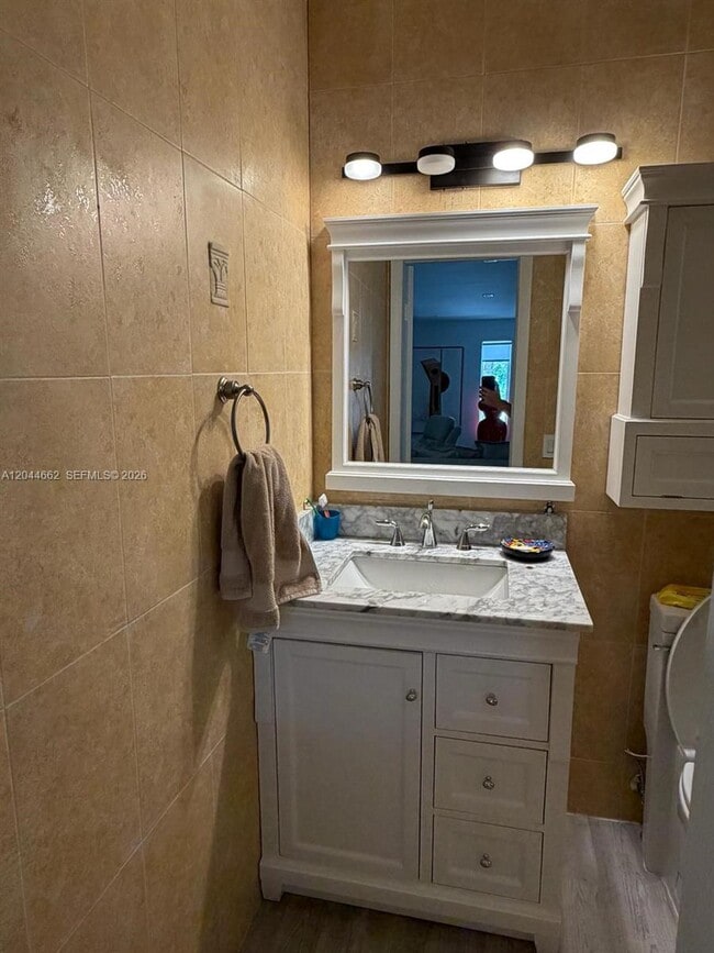 Building Photo - 2401 SW 16th Ct