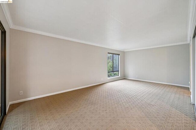 Building Photo - Elegant, private end-unit living with resort-style amenities!