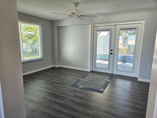 Building Photo - Annual Unfurnished 3 Bedroom 2 Bathroom Si...