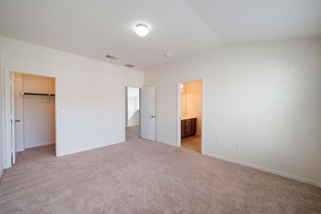 Building Photo - 1620 Bryant Dr
