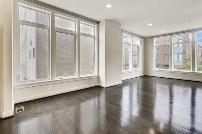 Building Photo - Luxury END-UNIT garage townhouse - 4BD/4.5BA!