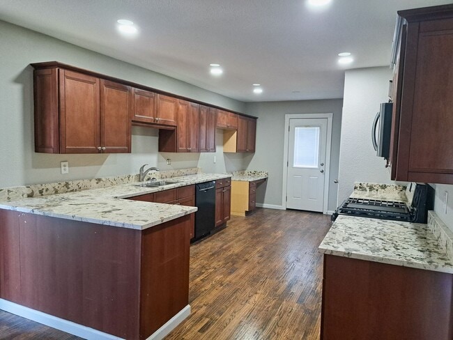 Building Photo - 4 bed / 2 bath / 2 car garage