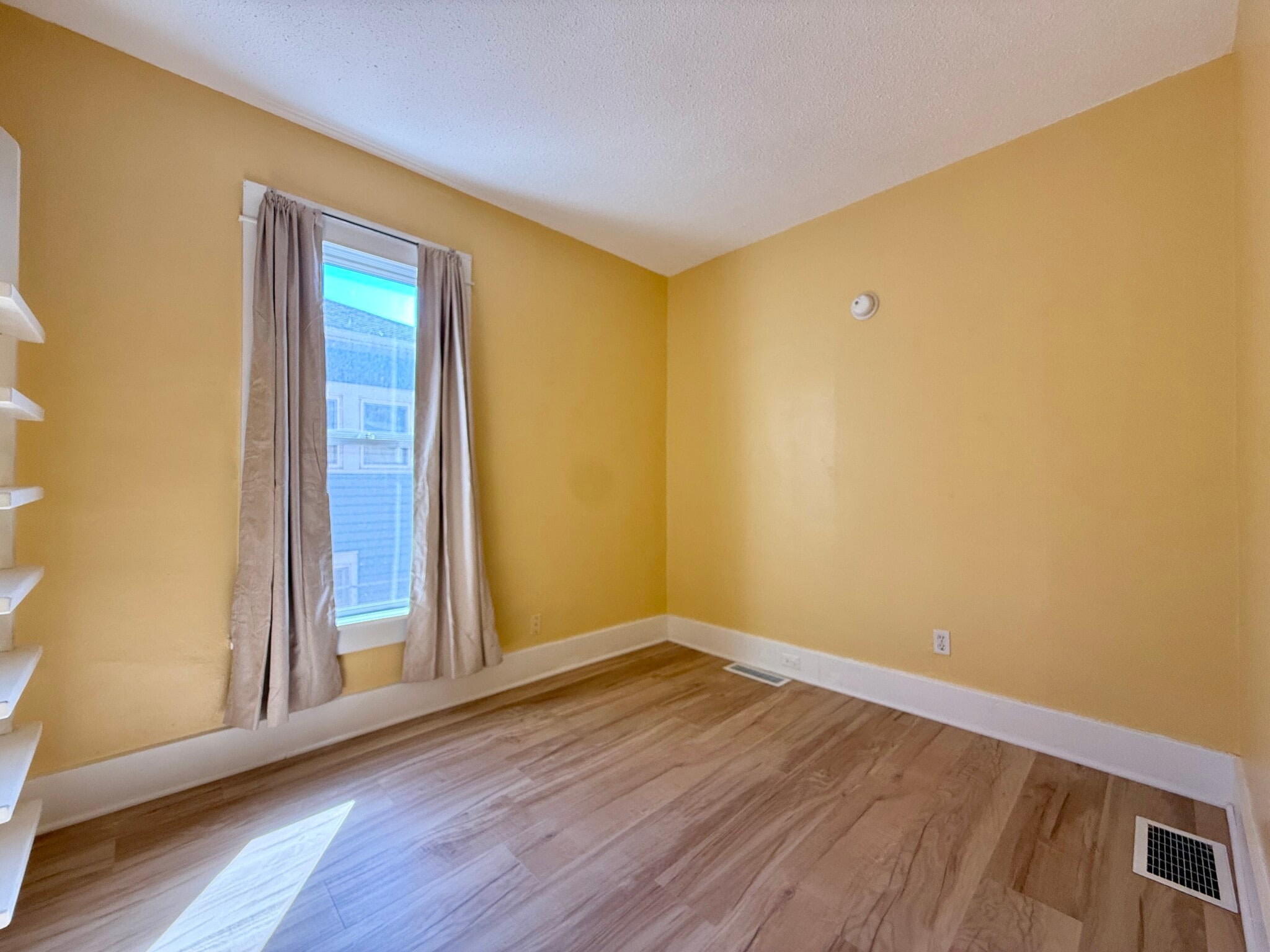 Building Photo - 909 Ouray Ave