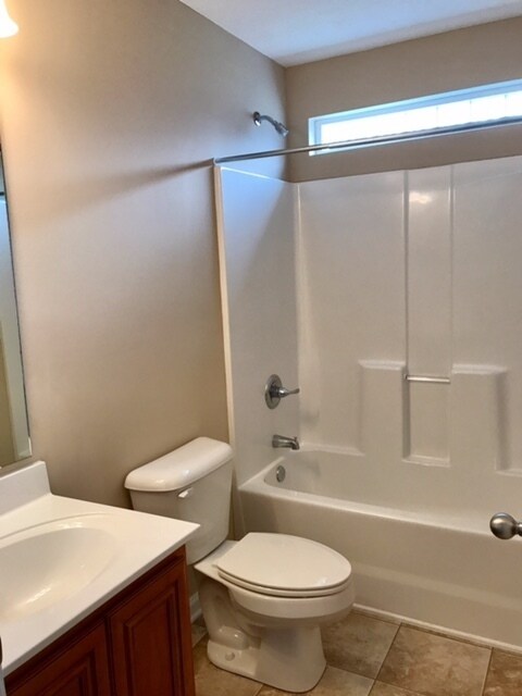 Building Photo - Move In Ready! 3 Bedrooms, 2 Baths & garage!