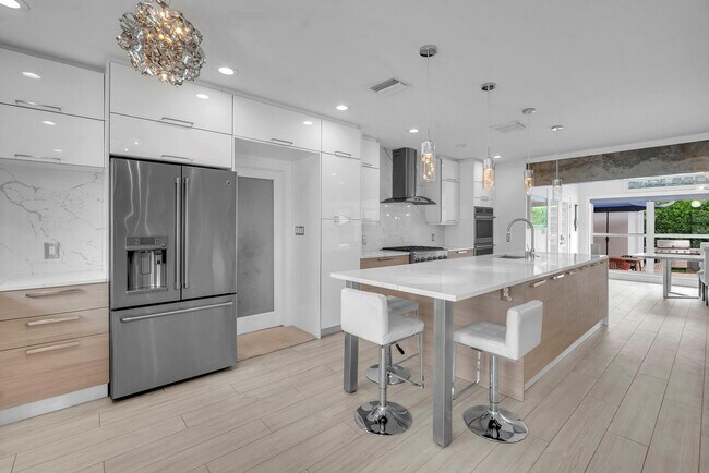 Building Photo - 2212 NE 32nd Ave