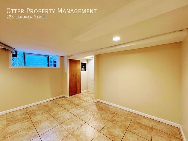 Building Photo - 223 Lardner St