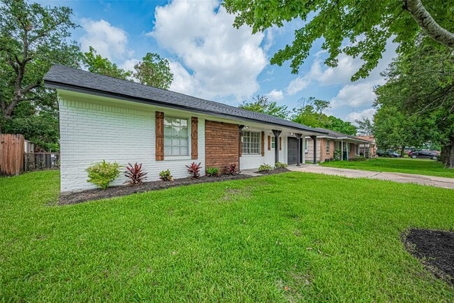 Building Photo - 2112 Walnut Ln