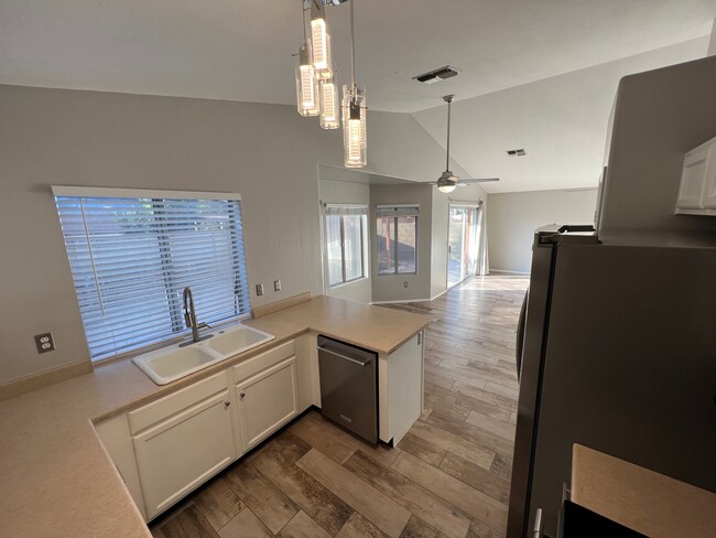 Building Photo - 910 N Swan Dr