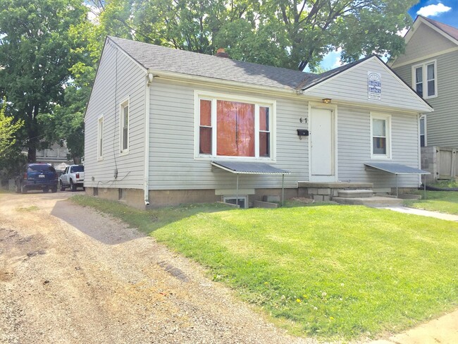 Building Photo - 4 bedroom house  Close to EMU in Ypsilanti...