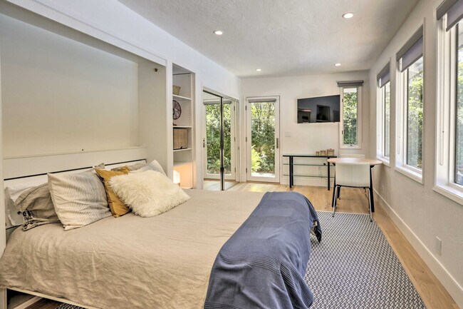 Building Photo - 155 E Creek Dr