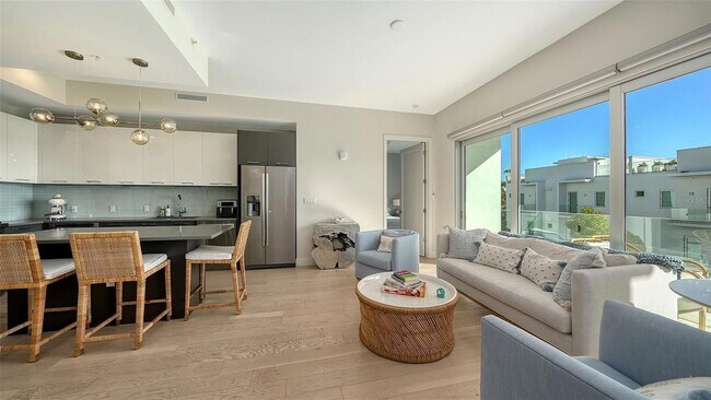 Building Photo - 635 S Orange Ave