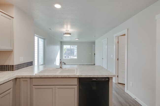 Building Photo - Beautiful, Modern 2 Bedroom Cottage Available!