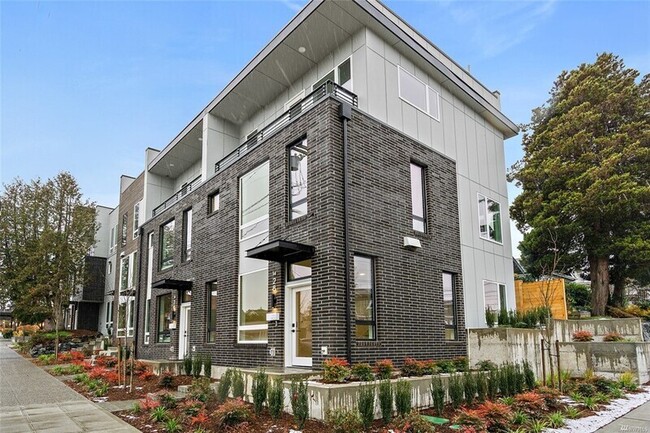 Building Photo - 1424 N 80th St