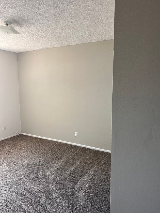 Building Photo - Look & Lease  $500.00 off 1st Month Rent !...